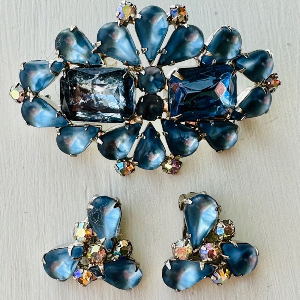 Vintage sky blue brooch and clip-on earrings. GARNE. Perfect condition.